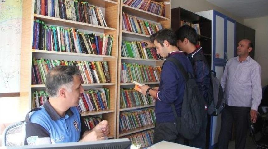 D&ouml;rtyol Emniyet M&uuml;d&uuml;rl&uuml;ğ&uuml;nden Eğitime K&uuml;t&uuml;phane Desteği