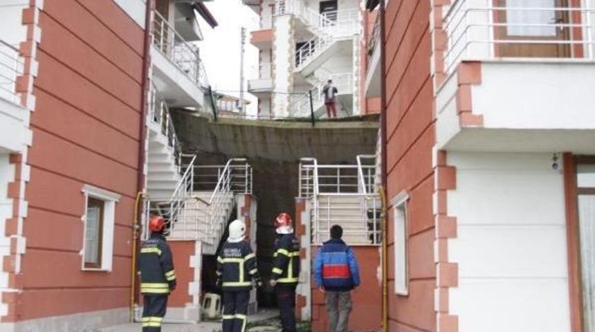 Kocaeli'nde İstinat Duvarı &Ccedil;&ouml;kt&uuml;: 8 Blok Tedbir Amacıyla Boşaltıldı