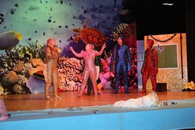 Balıklar Firarda Sahne Aldı 1