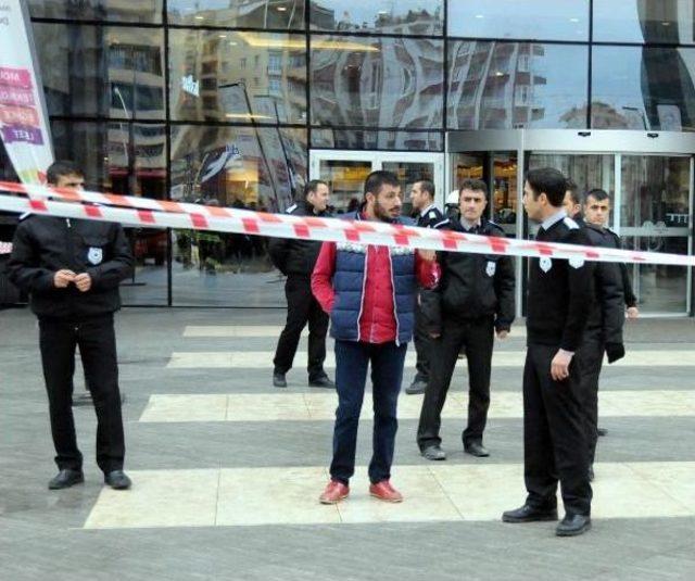 Diyarbakır&rsquo;da AVM&rsquo;nin tavanı &ccedil;&ouml;kt&uuml; 3
