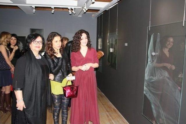 Cam Sanat&ccedil;ısı Sevgi Taner&rsquo;den Kadın &lsquo;iz&rsquo;leri Sergisi 1