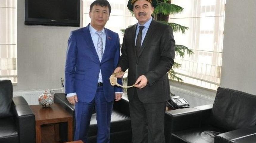 Kırgızistan B&uuml;y&uuml;kel&ccedil;isi Vali Erol&rsquo;a Kalpak Giydirdi