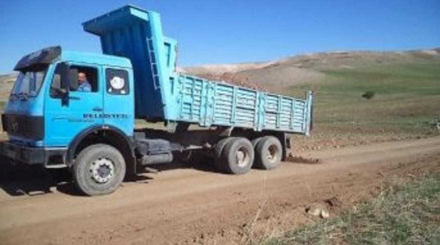 Cihanbeyli&rsquo;de Mahalle Olan K&ouml;y Yolları Kumlanıyor