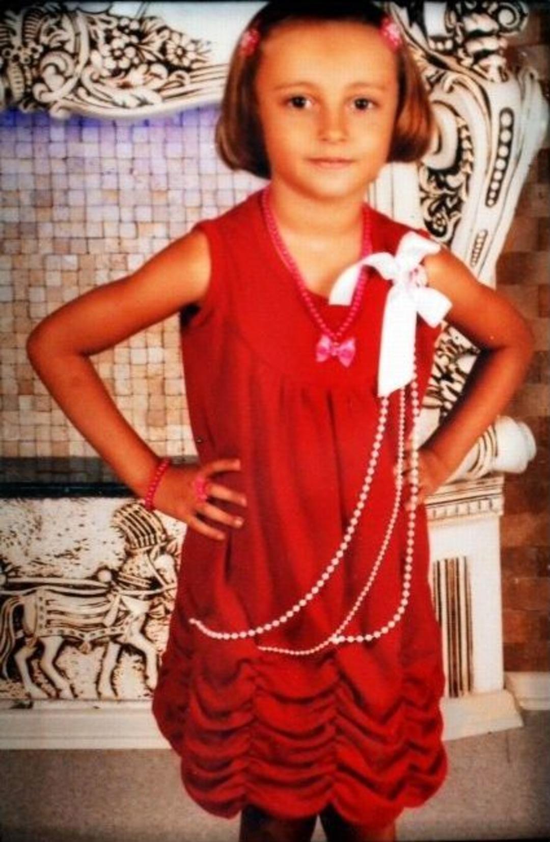 Enkaz Altında Kalan K&uuml;&ccedil;&uuml;k Kız Toprağa Verildi