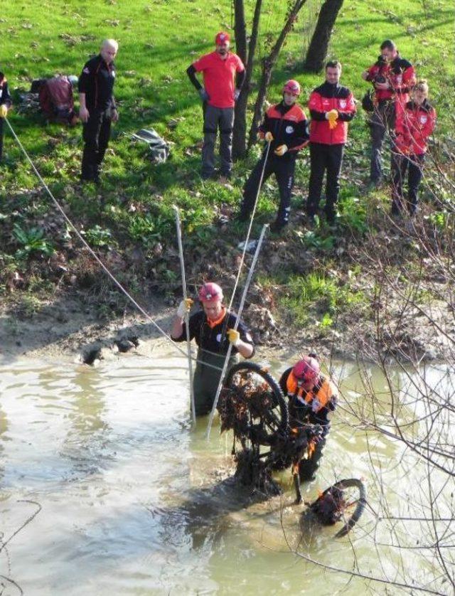 'bisikletli Dereye Uçtu' İhbarı Ekipleri Alarma Geçirdi