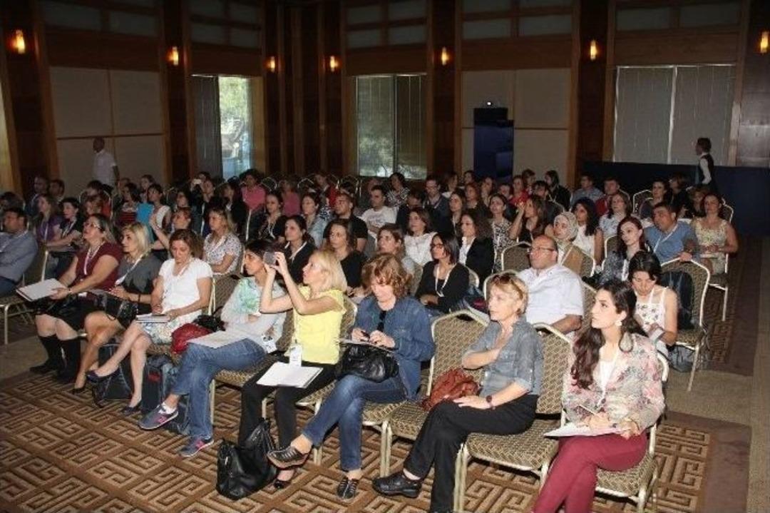 Profes&ouml;r Y&uuml;z&uuml;n&uuml; Eski &Ouml;ğrencilerine Emanet Etti, 10 Dakikada 5 Yaş Gen&ccedil;leşti