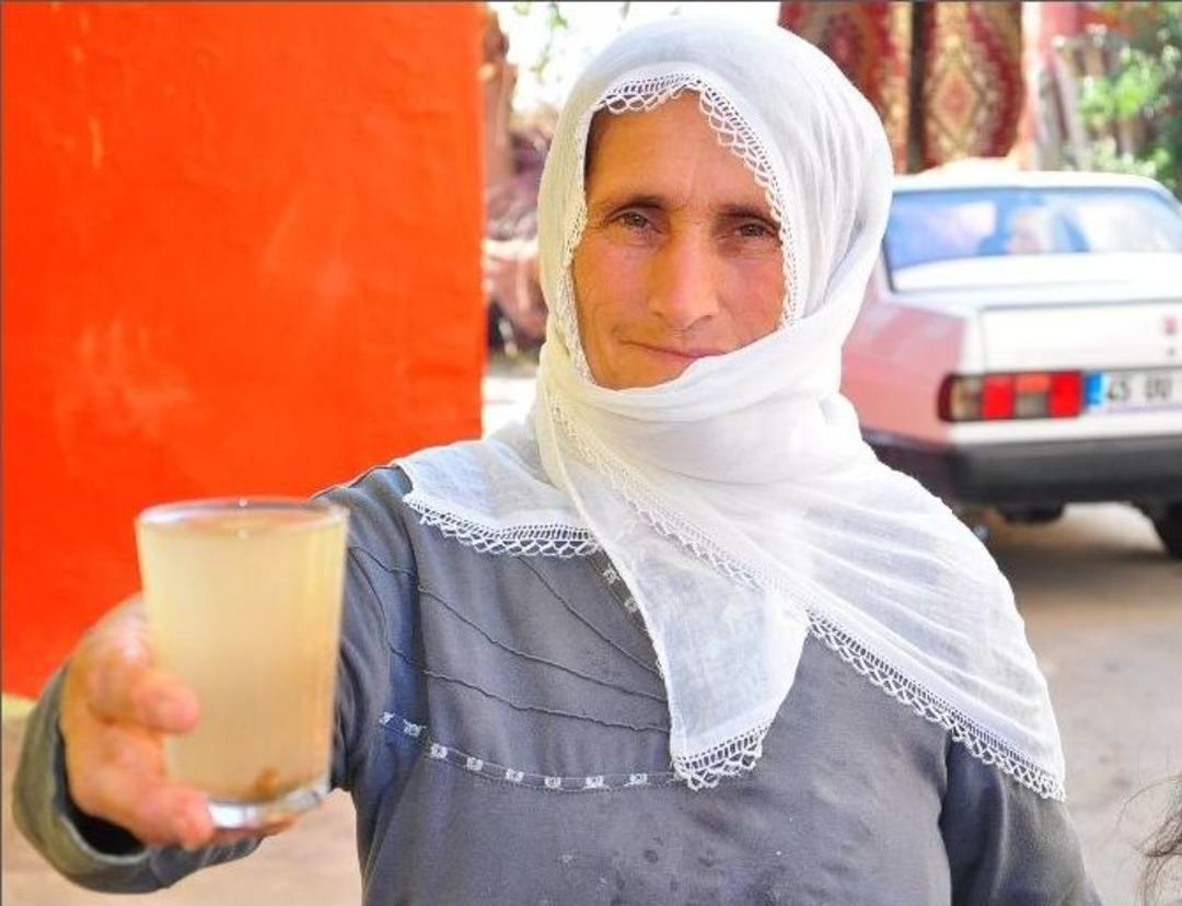 (&ouml;zel Haber) Manisa&rsquo;nın G&ouml;beğinde Tulumbayla Su &Ccedil;ekiyorlar