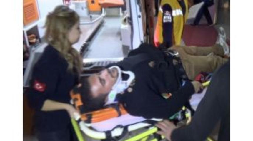 Elektrikli Bisiklet Park Halindeki Otomobile &Ccedil;arptı: 1 Yaralı