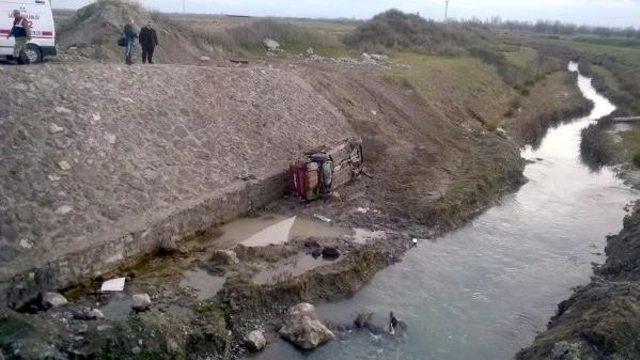 Otomobil Sulama Kanalına Uçtu: 1 Ölü, 4 Yaralı