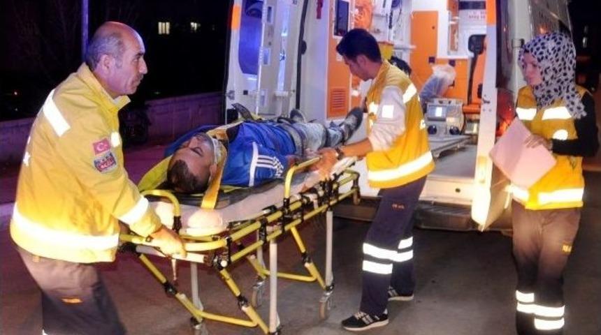 Aksaray&rsquo;da Otomobil Duvara &Ccedil;arptı: 4 Yaralı