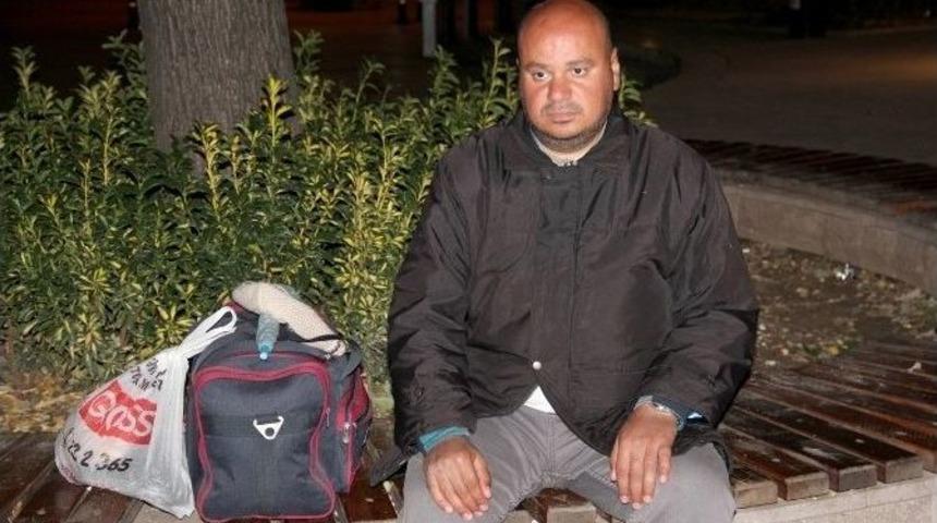 Iraklı Sığınmacı 6 Aydır Parkta Yatıyor