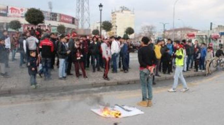 Bir Grup Gaziantepspor Taraftarı, Beşiktaş Pankartı Yaktı