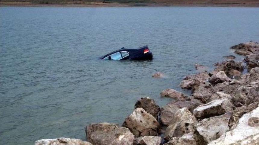 Kontrolden &Ccedil;ıkan Otomobil G&ouml;lete U&ccedil;tu