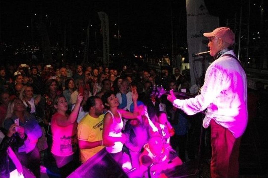 İlhan Şeşen&rsquo;in Alkoll&uuml; Hayranı İle Zor Anları