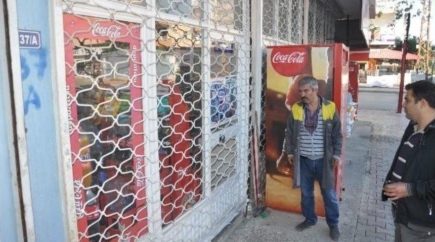 Bakkala Giren Hırsızlar Sigara Ve Bozuk Para &Ccedil;aldı
