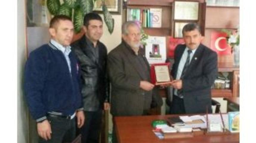 Bolvadin Ziraat Odası Başkanı Fikret Dayı Kızılay&rsquo;dan Teşekk&uuml;r Plaketi
