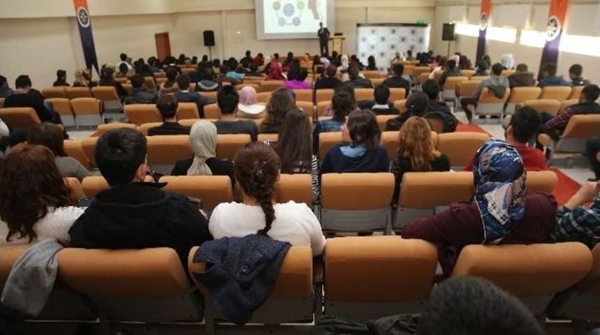 Ar&uuml;&rsquo;l&uuml; &Ouml;ğrenciler Kariyer Sınavları Hakkında Bilgilendirildi
