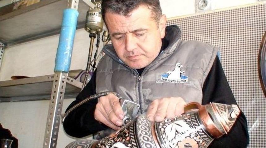 İşlediği Eşyaları Sanat Eserine D&ouml;n&uuml;şt&uuml;r&uuml;yor