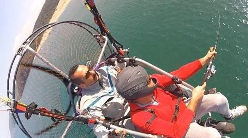 Paramotor İle Havada Balık Tutmaya Kalktılar