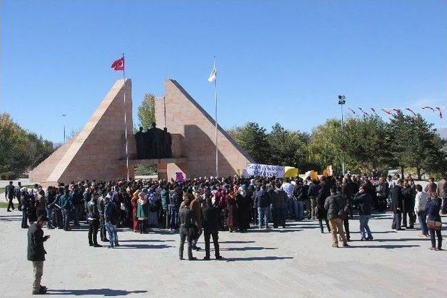 Üniversite Öğrencilerinden Türkülü, Halaylı Formasyon Eylemi