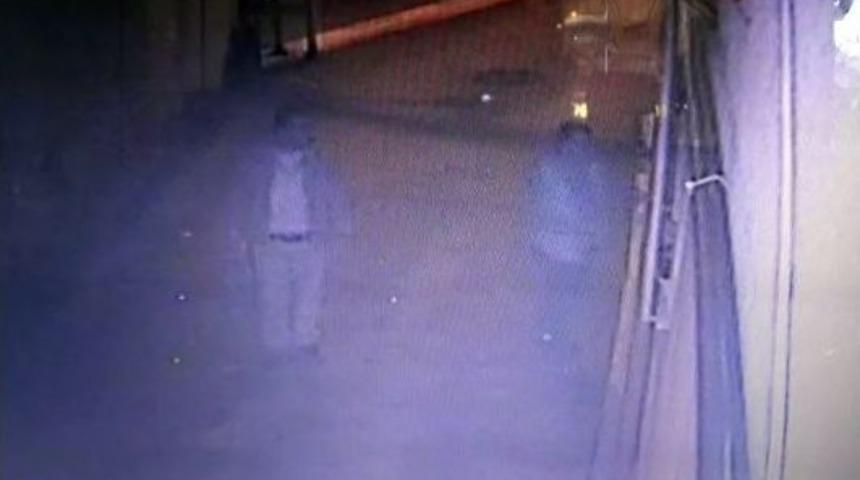 (&ouml;zel Haber) İkinci Kez Apartmana Girmek İsteyen Hırsızlar G&uuml;venlik Kamerasına Yakalandı