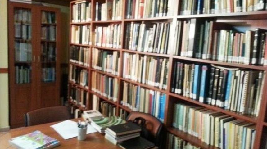 Tugev K&uuml;t&uuml;phanesi Kuşadası Turizm Fak&uuml;ltesine Devredildi
