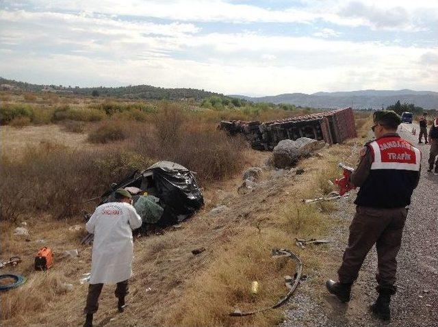 Akhisar’da Kaza: 3 Ölü, 3 Yaralı