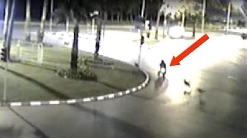 K&ouml;peklerden Ka&ccedil;an Motosikletli, Minib&uuml;s&uuml;n Altına Girdi