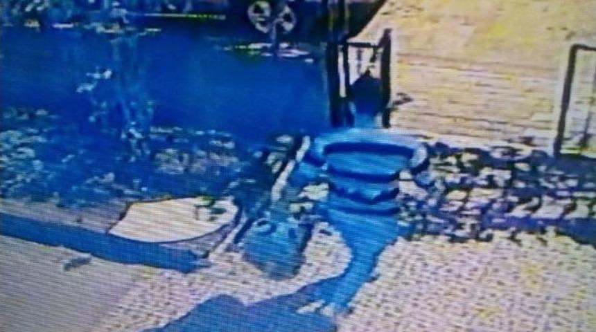 Apartmandan Ayakkabı &Ccedil;alarken Kameralara Yakalanan Zanlı Tutuklandı