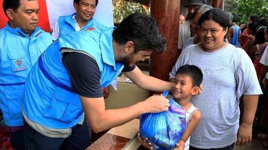 Diyanet Vakfı Filipinler&rsquo;de Tayfundan Etkilenen 300 Aileye Gıda Yardımı Yaptı
