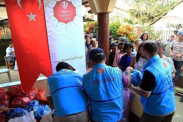 Diyanet Vakfı Filipinler’de Tayfundan Etkilenen 300 Aileye Gıda Yardımı Yaptı