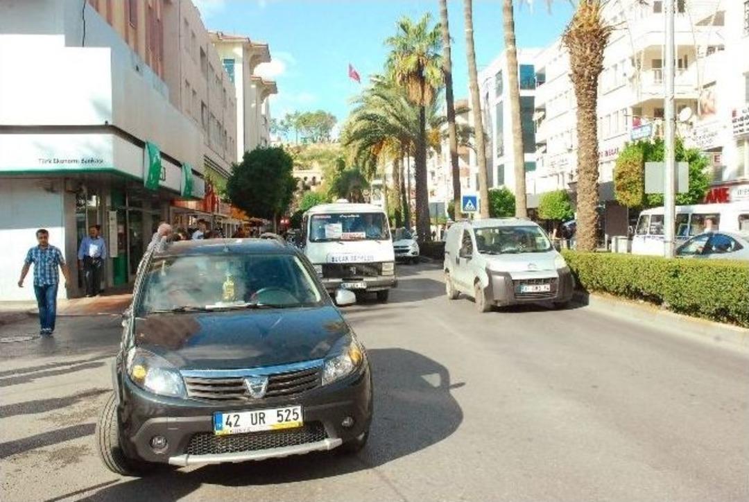 Bir Ara&ccedil; Yol Verdi Diğeri &Ccedil;arptı