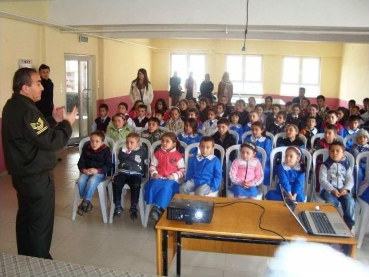 Jandarmadan Ortaokul &Ouml;ğrenci İle Velilere Uyuşturucu Ve Madde Bağımlılığı Eğitimi