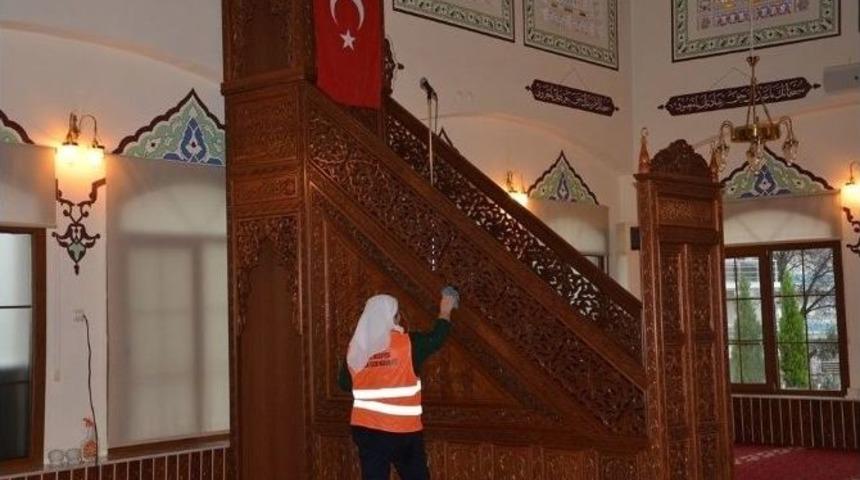 Efeler Belediyesi Temizlik İşleri Camileri Temizliyor