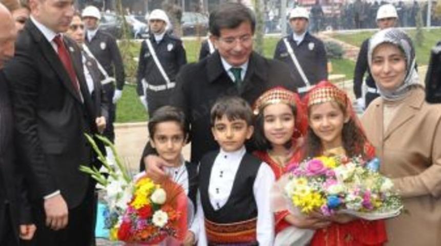 Başbakan Elazığ Belediyesini ve Valiliği Ziyaret etti