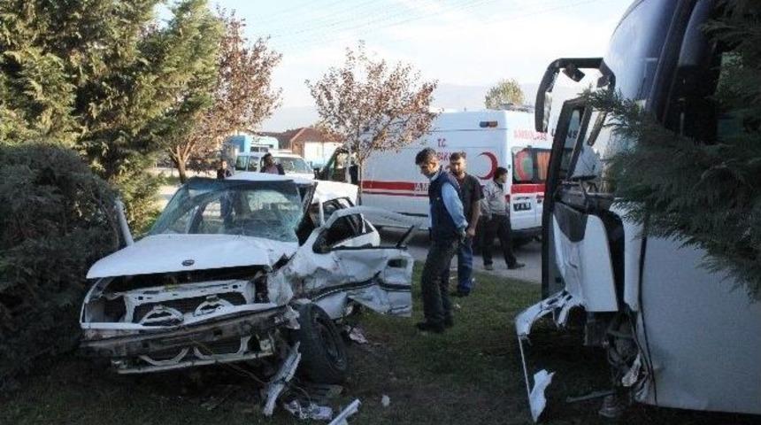 Servis Aracı Otomobile &Ccedil;arptı: 3 Yaralı