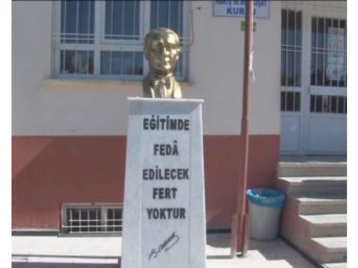 Okuduğu Okula Atatürk Büstü Yaptırdı