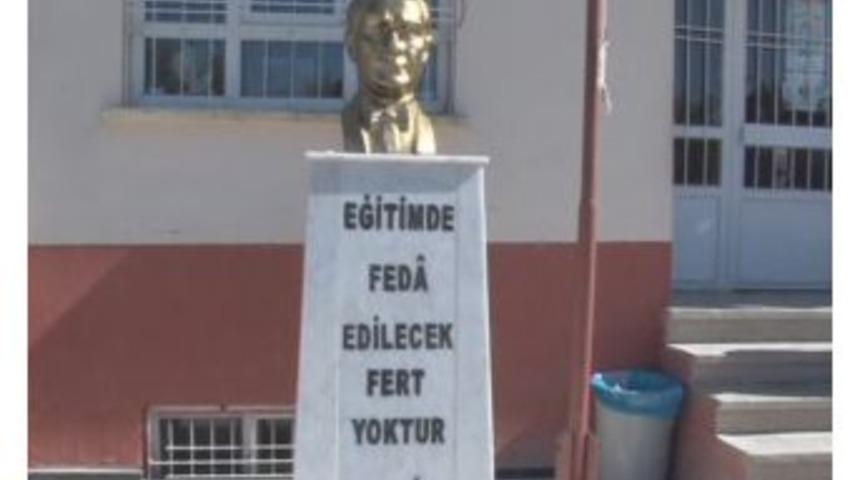 Okuduğu Okula Atat&uuml;rk B&uuml;st&uuml; Yaptırdı