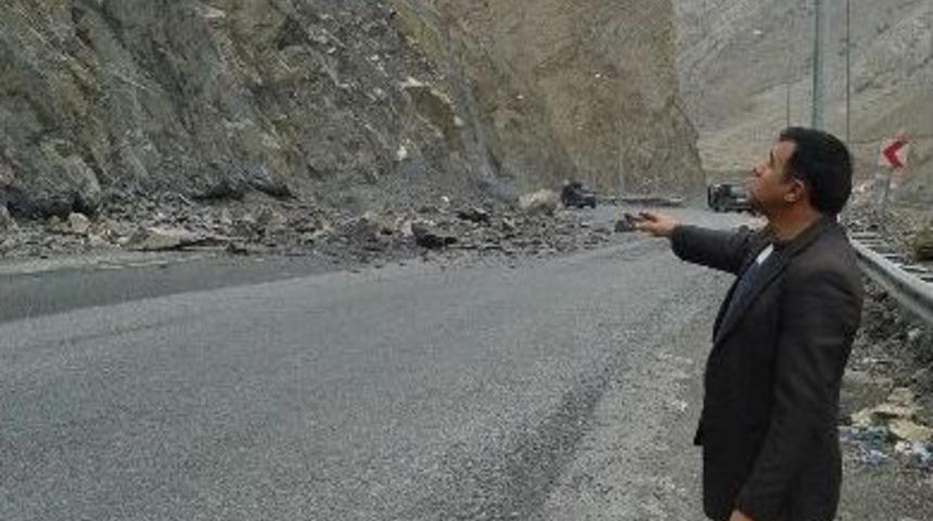 Hakkari-van Karayolunda Kaya Tehdidi