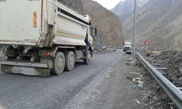 Hakkari-van Karayolunda Kaya Tehdidi