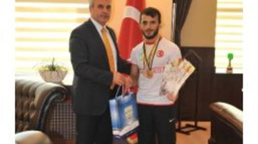 D&uuml;nya Şampiyonundan Rekt&ouml;r Uysal&rsquo;a Ziyaret