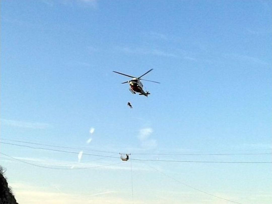 Teleferikte Mahsur Kalan İş&ccedil;iler Helikopterle Kurtarıldı