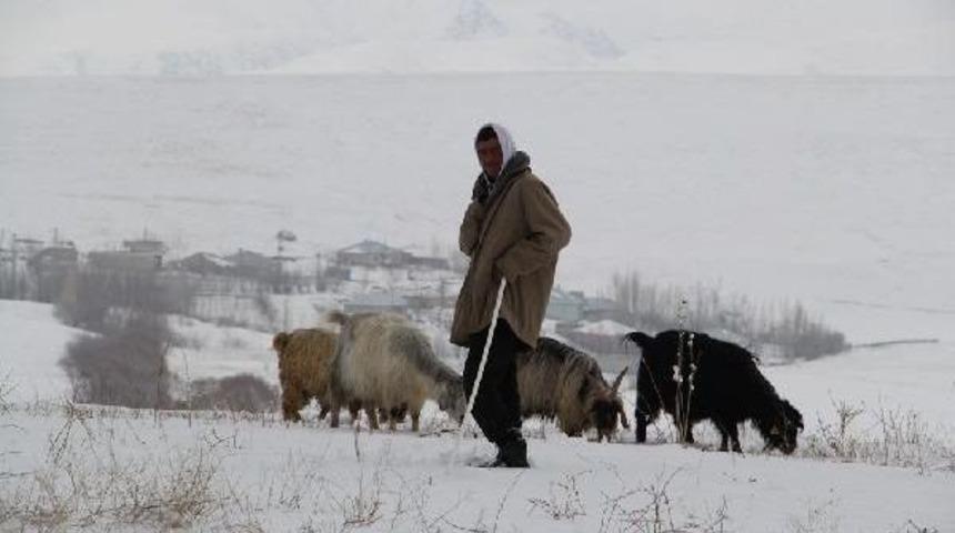 Kar, Doğu'da Yolları Kapattı