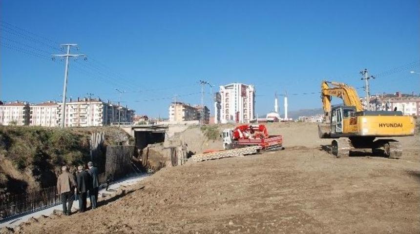 Başkan Şahin, D&ouml;rt Yol Kavşağında İncelemelerde Bulundu