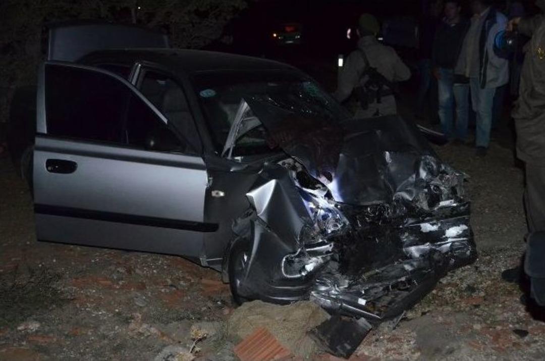 Minib&uuml;s İle Otomobil Kafa Kafaya &Ccedil;arpıştı: 6 Yaralı