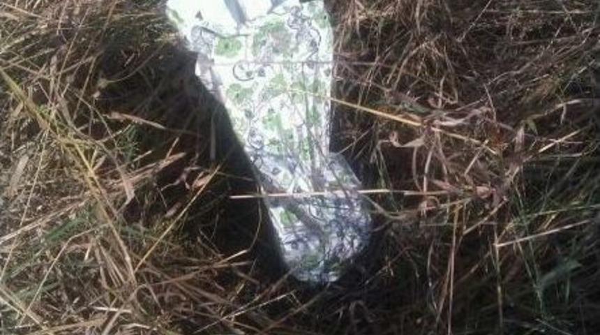 Eroini Tarlaya G&ouml;md&uuml;, Jandarmayı Atlatamadı