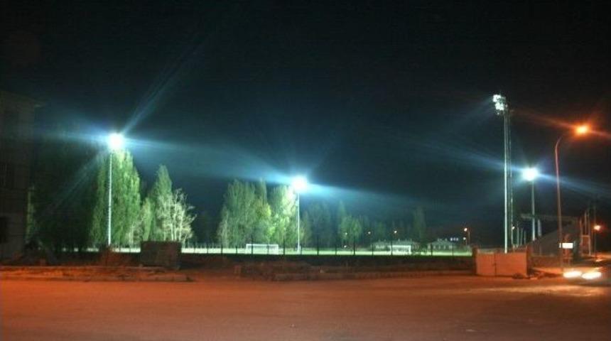 Pasinler Stadyumu Işıklandırıldı