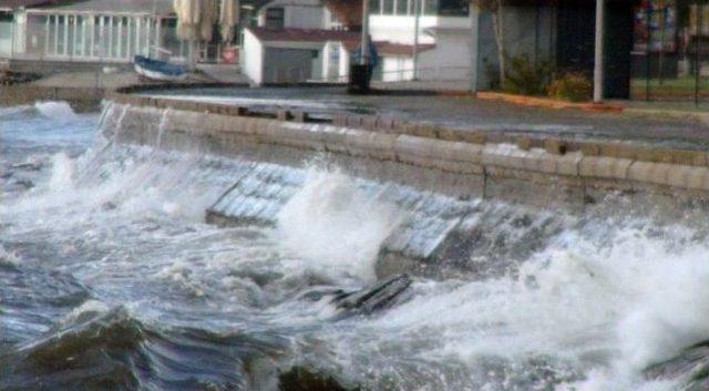 Tekirdağ’da Fırtına Hayatı Olumsuz Etkiledi