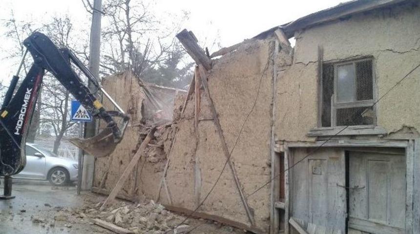 Tehlike Sa&ccedil;an Metruk Bina Yıkıldı