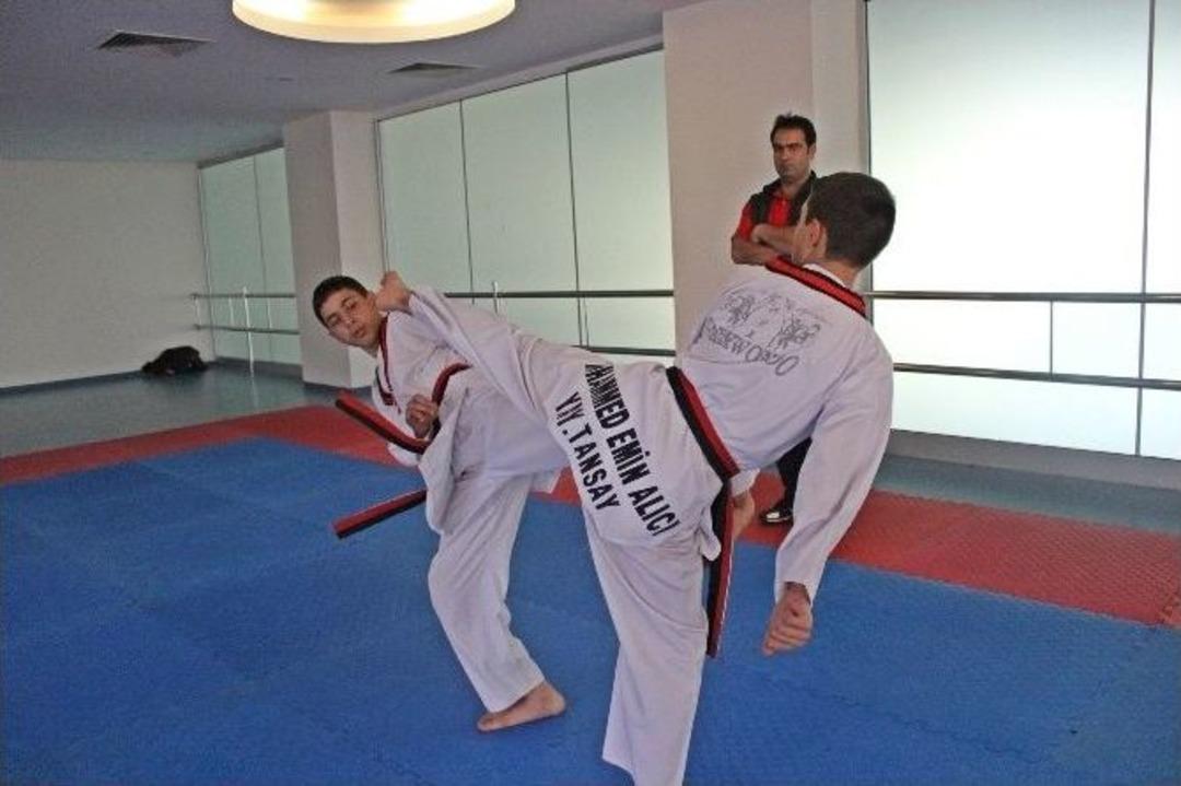 (&ouml;zel Haber) Bir Yumrukta &Uuml;&ccedil;&uuml;n&uuml;n De Canı Acıyor